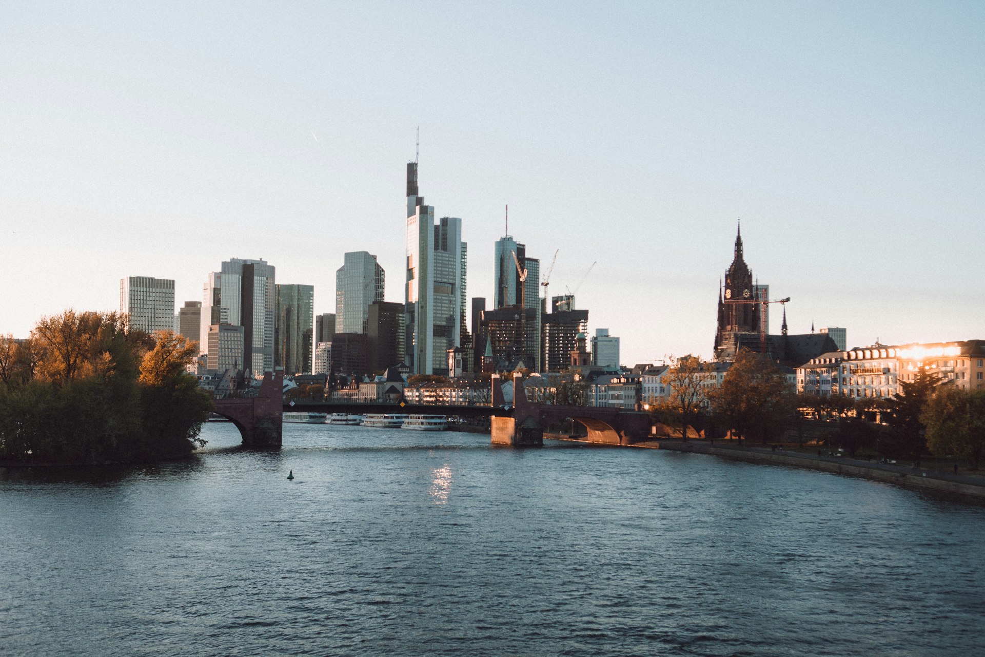 Frankfurt Skyline und Main — Jobvermittlung und Karriereberatung im Rhein-Main-Gebiet